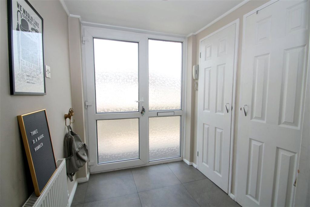Property photo 2 of 9 Entrance Hall