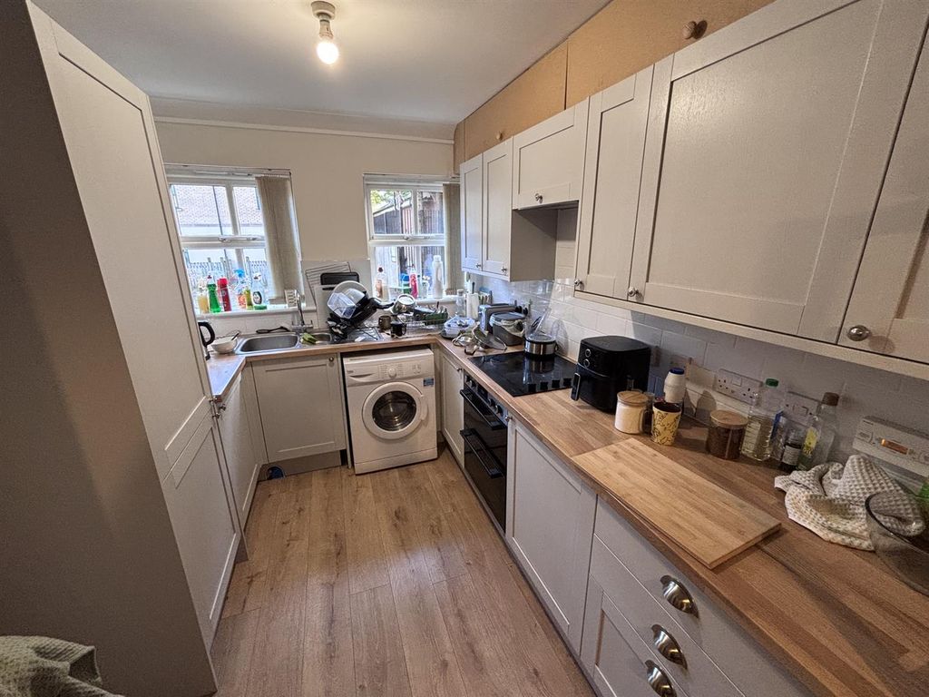 Property photo 3 of 23 Kitchen