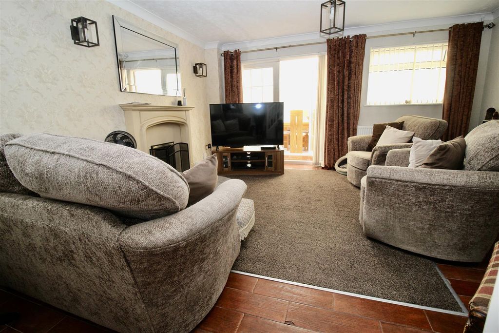 Property photo 3 of 25 Lounge