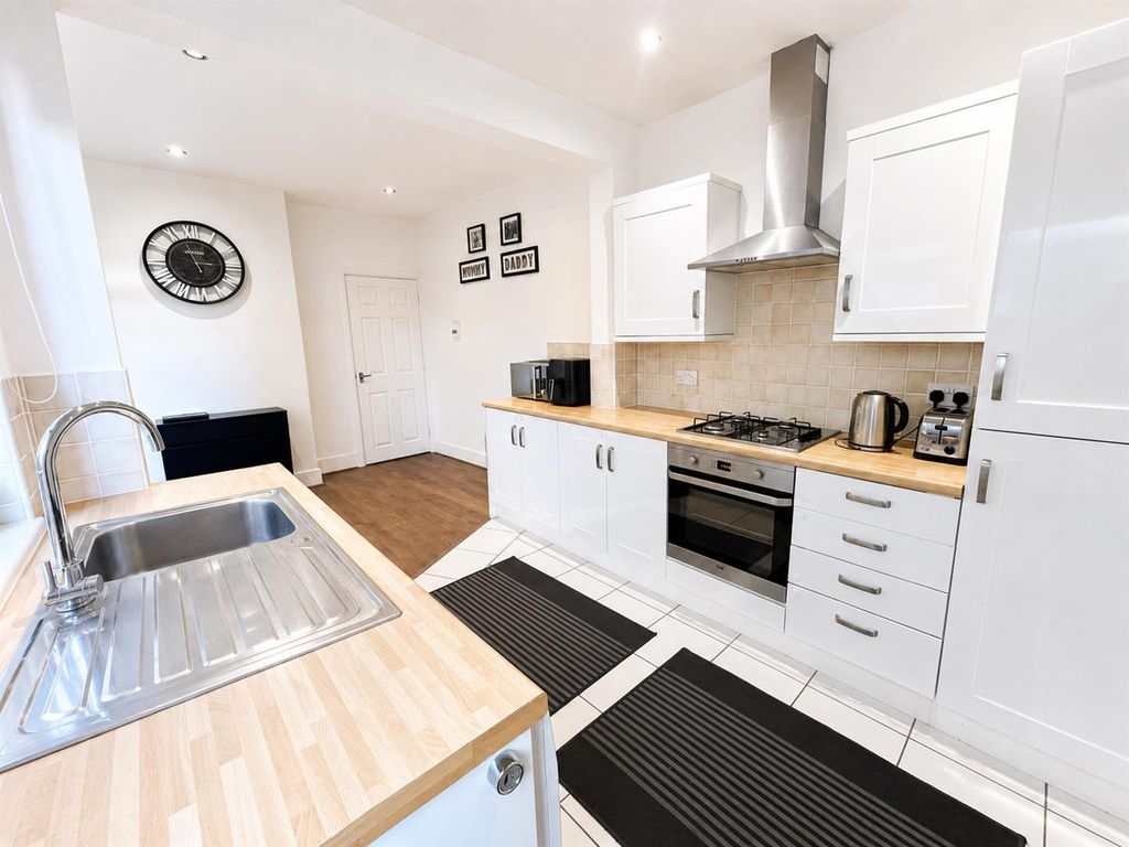 Property photo 2 of 18 Kitchen