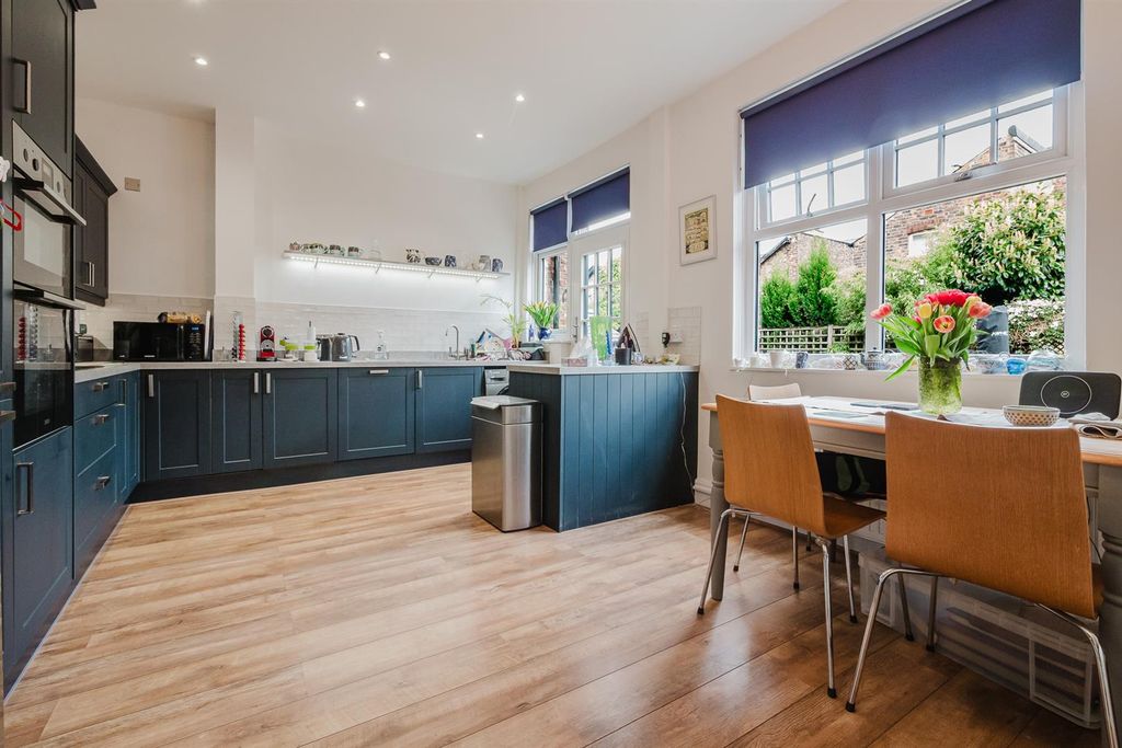 Property photo 3 of 22 Dining Kitchen
