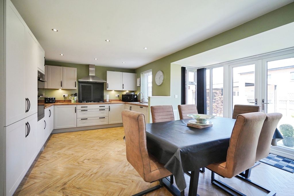 Property photo 3 of 27 Kitchen/Diner