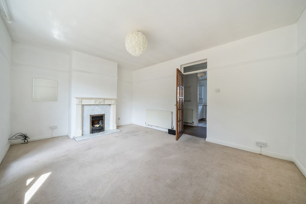 Property photo 1 of 19 Lounge