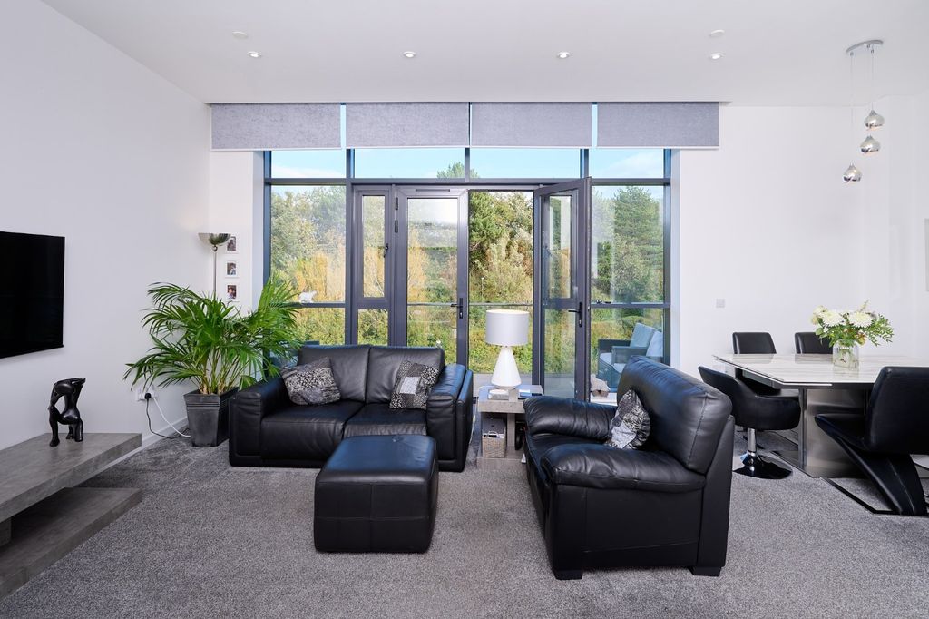 Property photo 2 of 22 5236253