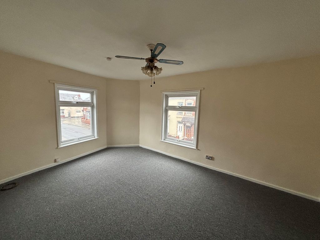 Property photo 3 of 9 Lounge