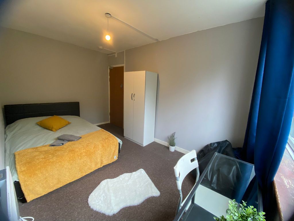 Property photo 3 of 10 Room 2- £730 Available From 01/12/2025