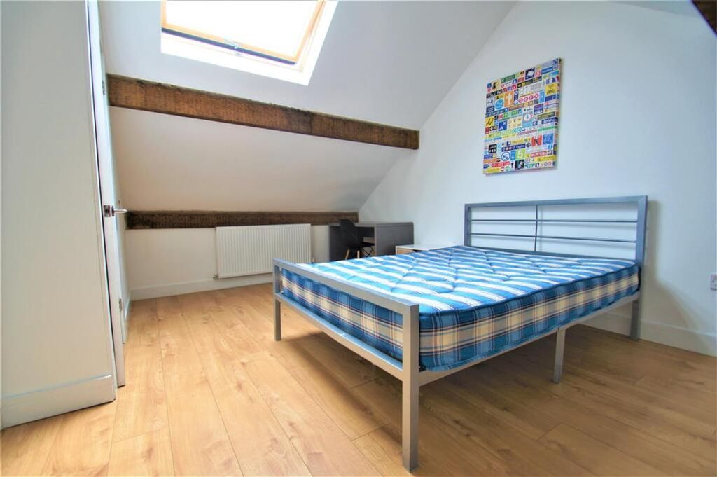 Property photo 2 of 12 A Charming Double Bedroom Featuring A Comfortable ...