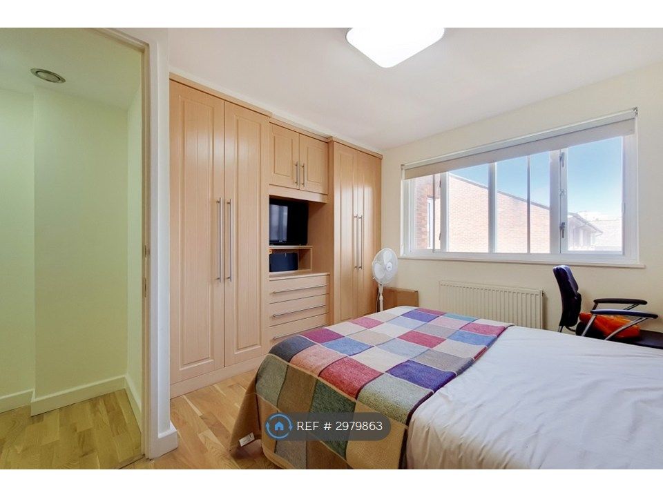 Property photo 2 of 10 Main Bedroom