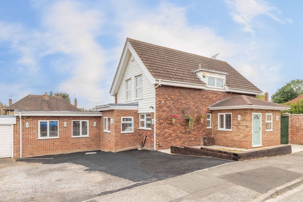 Property photo 1 of 28