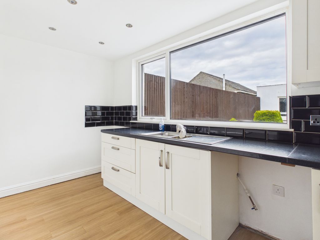 Property photo 3 of 11 Kitchen