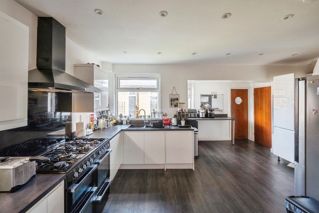 Property photo 3 of 29