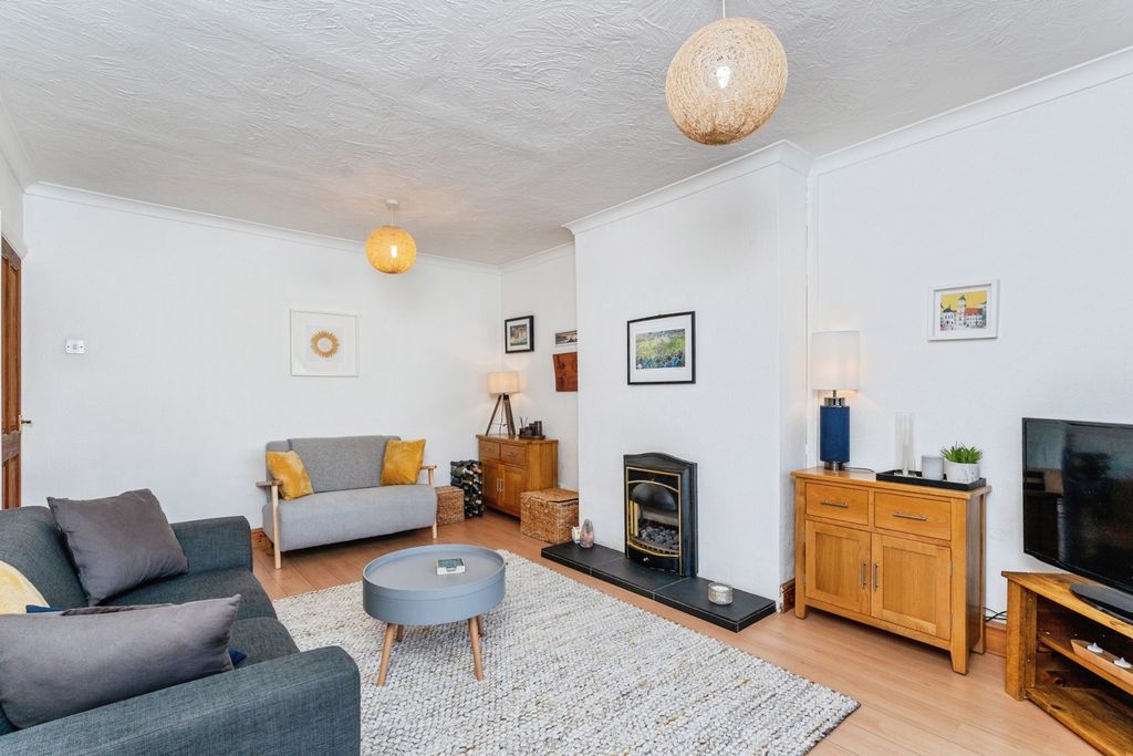 Property photo 3 of 18 Living Room