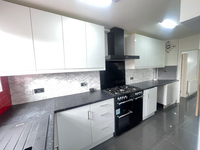 Property photo 3 of 14 Kitchen