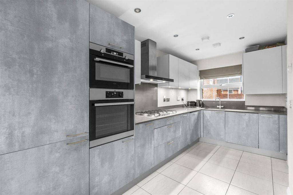 Property photo 3 of 16 14 De Havilland Court, Hp13 5Ag-9.Jpg