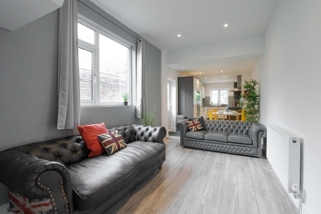 Property photo 3 of 24 Photo 01