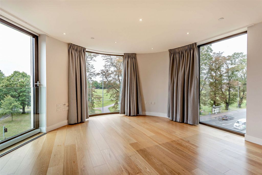 Property photo 3 of 16 Lounge