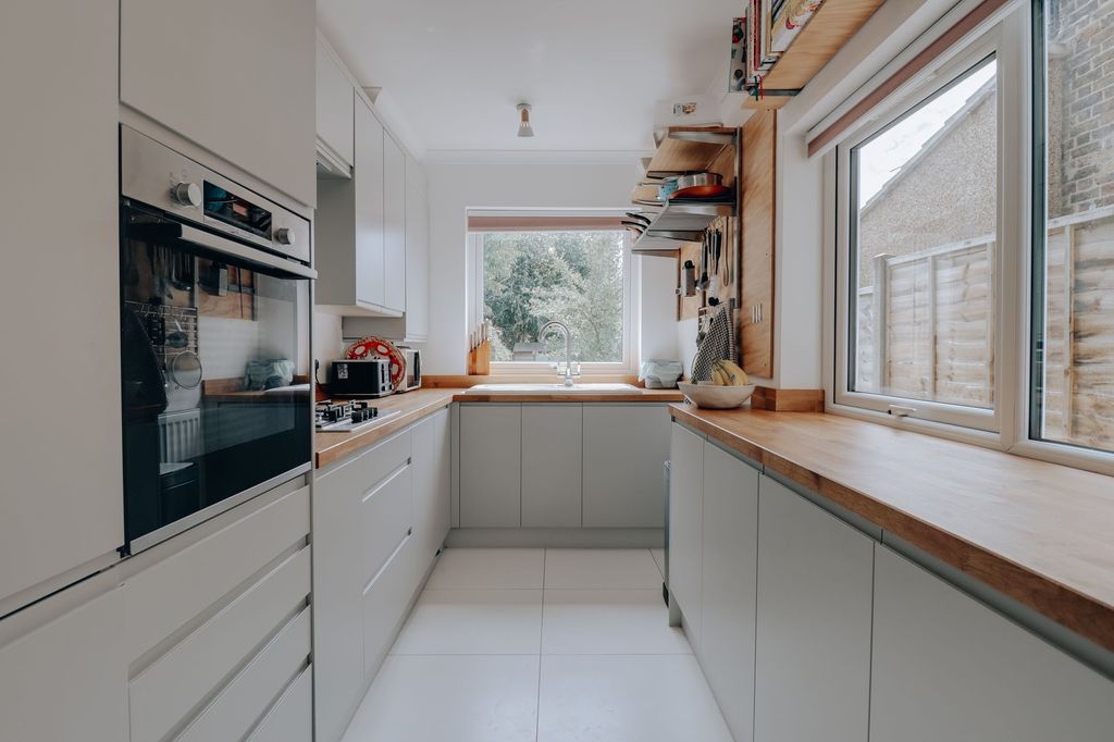 Property photo 1 of 9 Kitchen