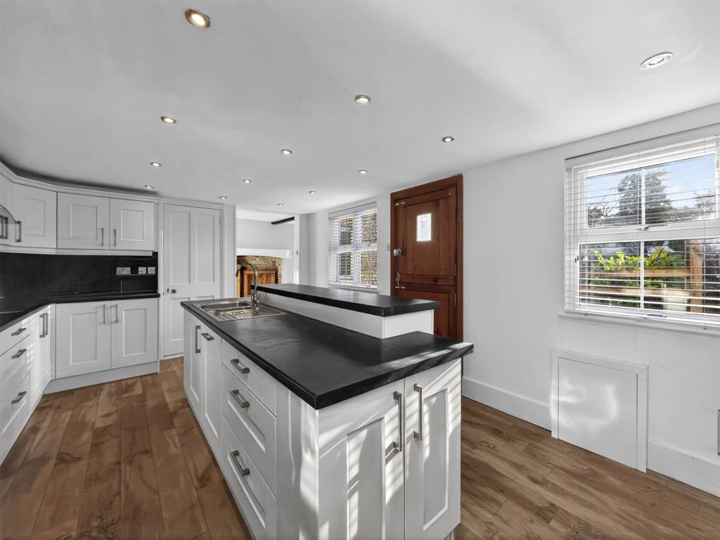 Property photo 2 of 20 Kitchen (3)