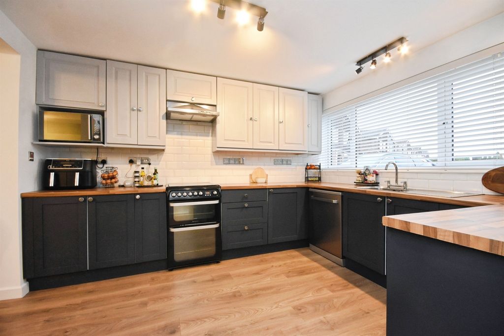 Property photo 2 of 19 Kitchen