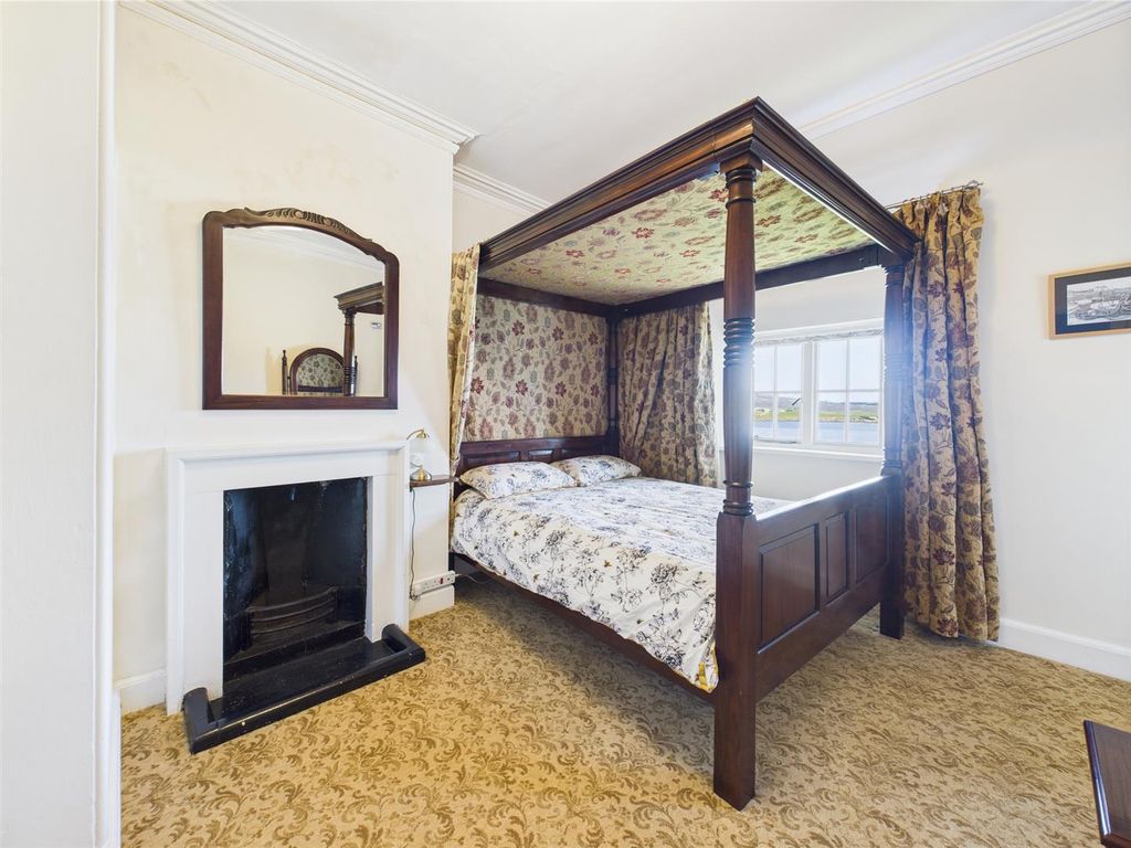 Property photo 2 of 31
