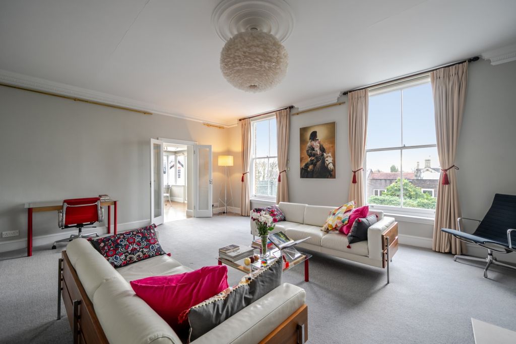 Property photo 2 of 32