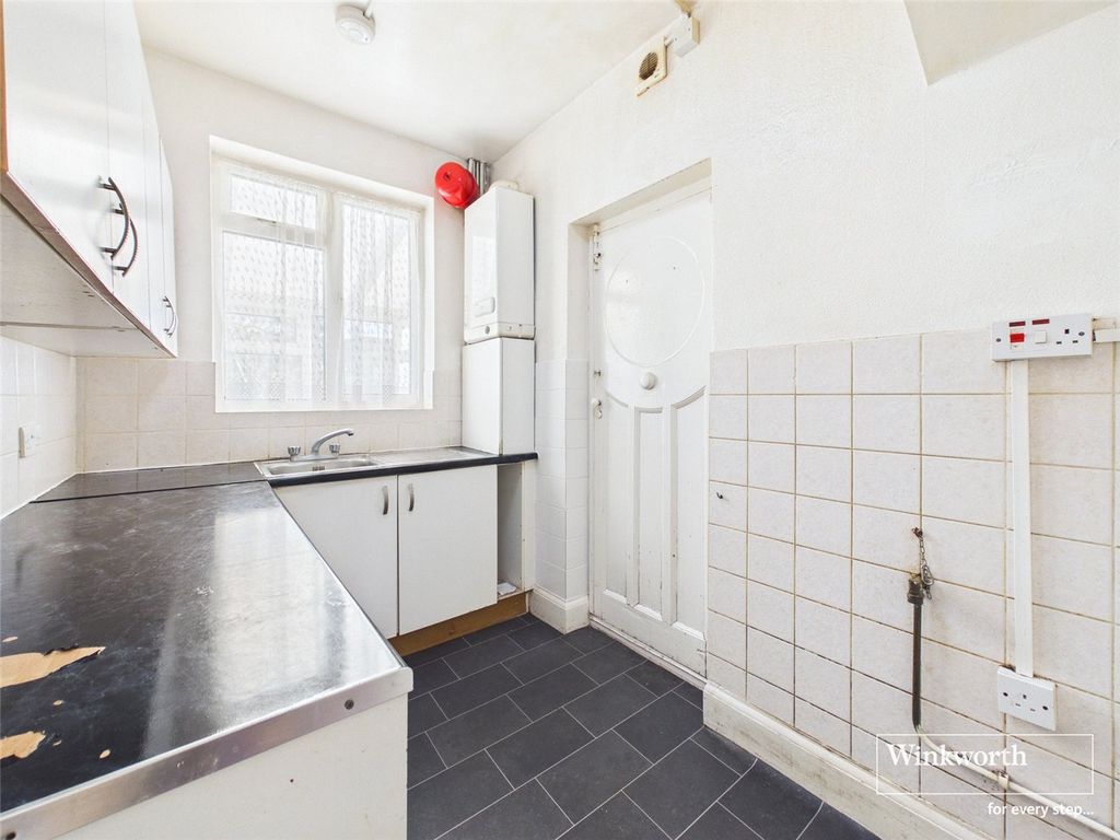 Property photo 3 of 11 Kitchen