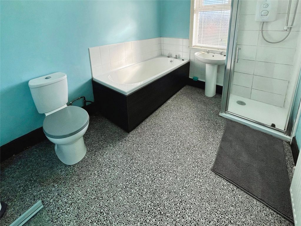 Property photo 3 of 17 Bathroom