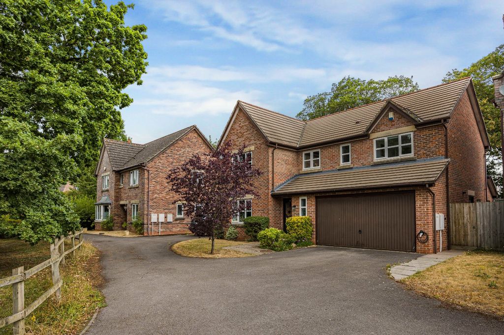 Property photo 1 of 37 Picture No. 12