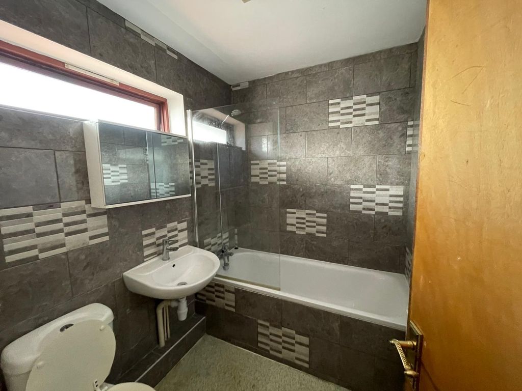 Property photo 3 of 6 Photo 6