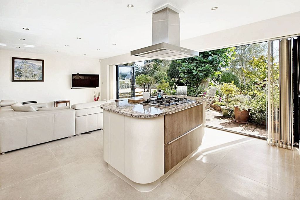 Property photo 2 of 29