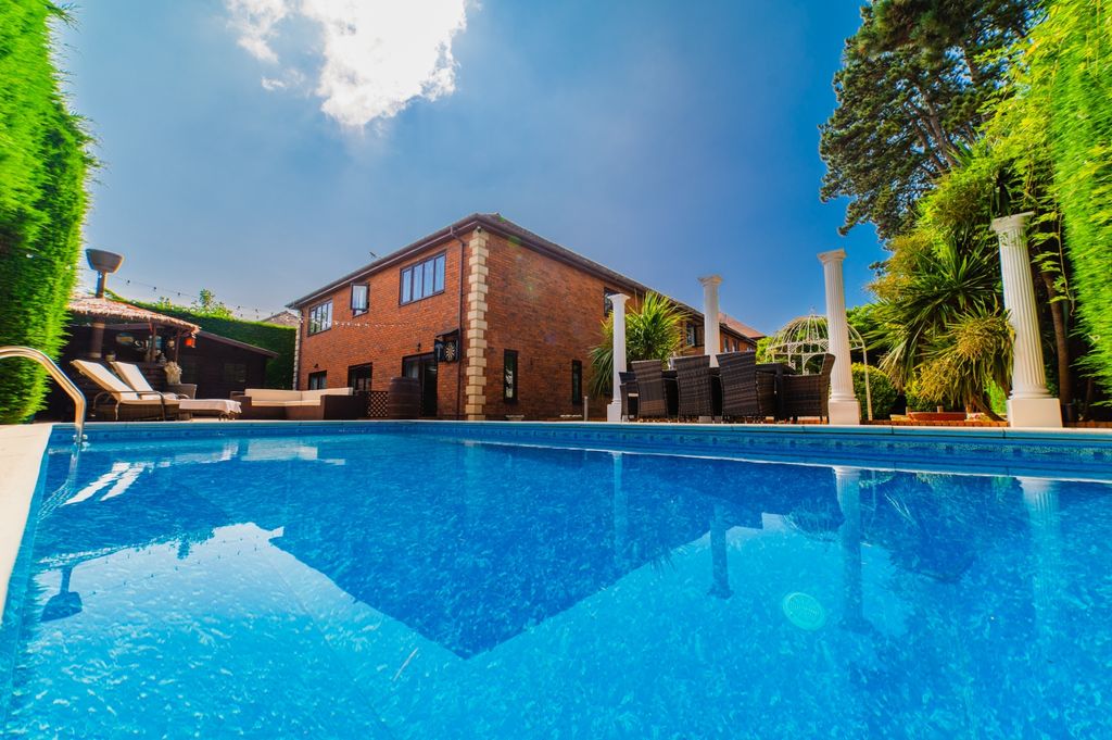 Property photo 2 of 55 Award-Winning Media Team On Every Listing_62
