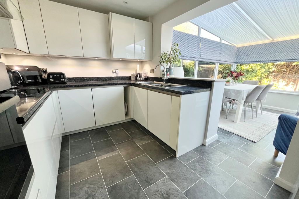 Property photo 3 of 9 Kitchen