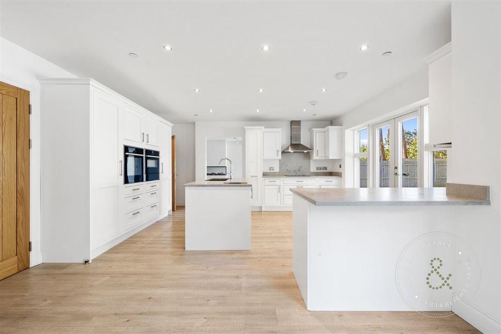 Property photo 3 of 62 The Paddock (16).Jpg