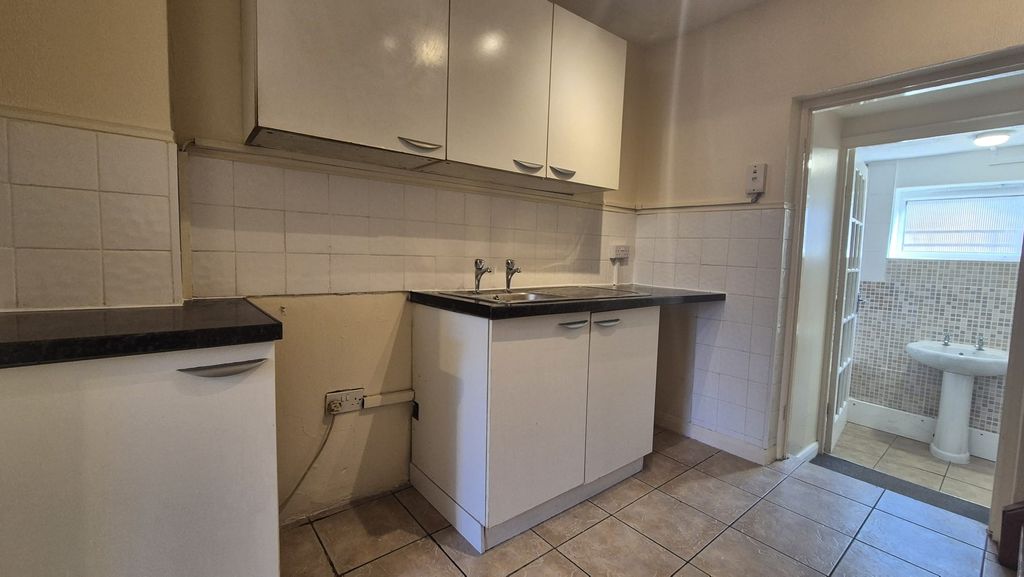 Property photo 3 of 7 Kitchen