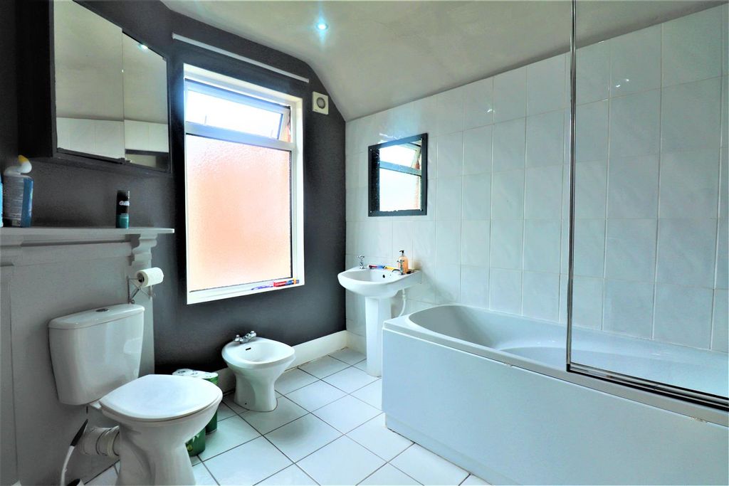 Property photo 3 of 14 Bathoom
