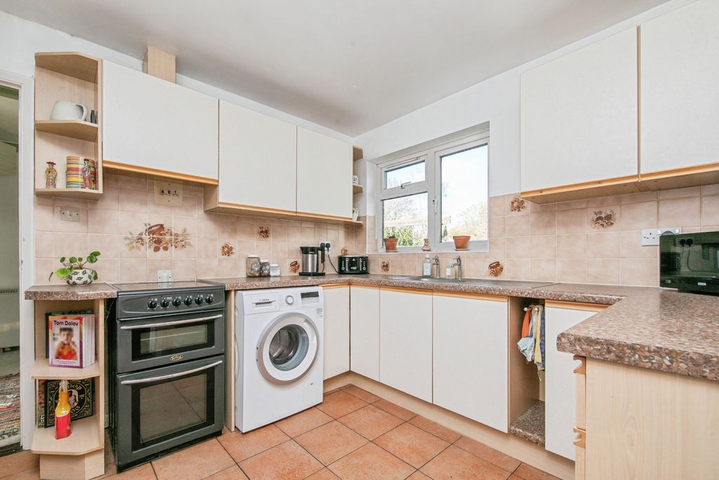 Property photo 3 of 10 Kitchen