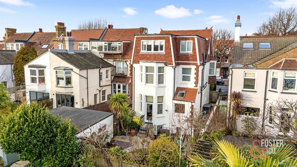 Property photo 2 of 36 Pembroke Crescent, 6-040.Jpg