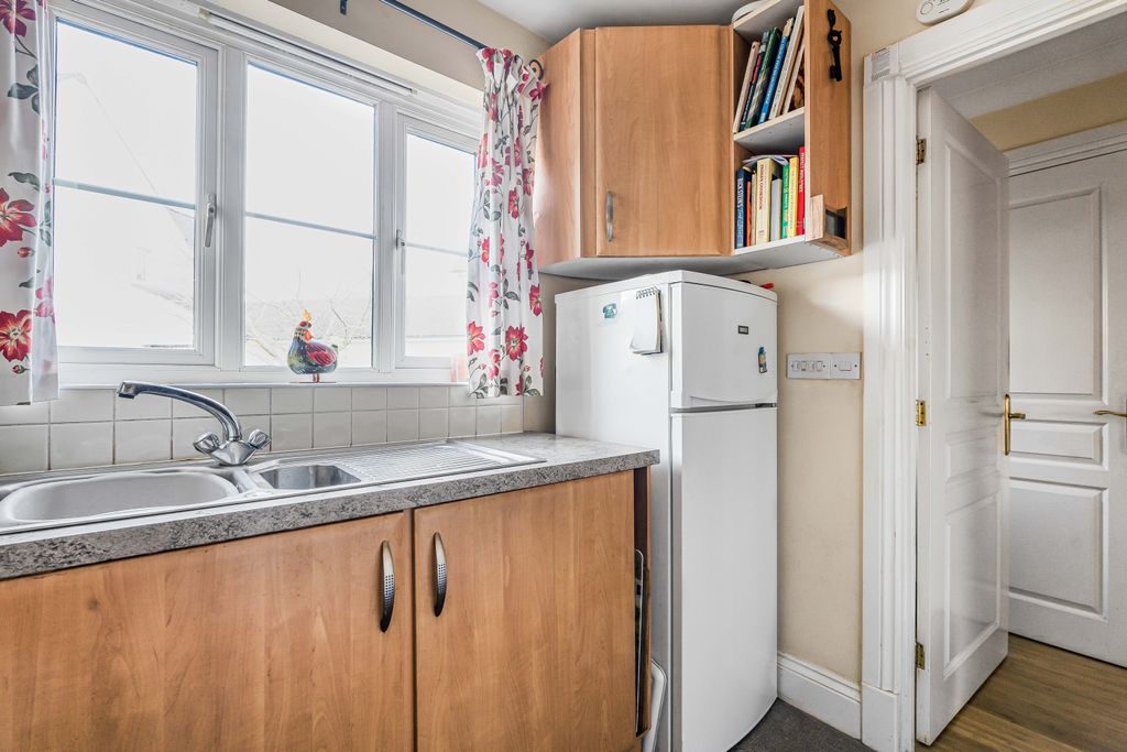 Property photo 3 of 17 Kitchen (2)