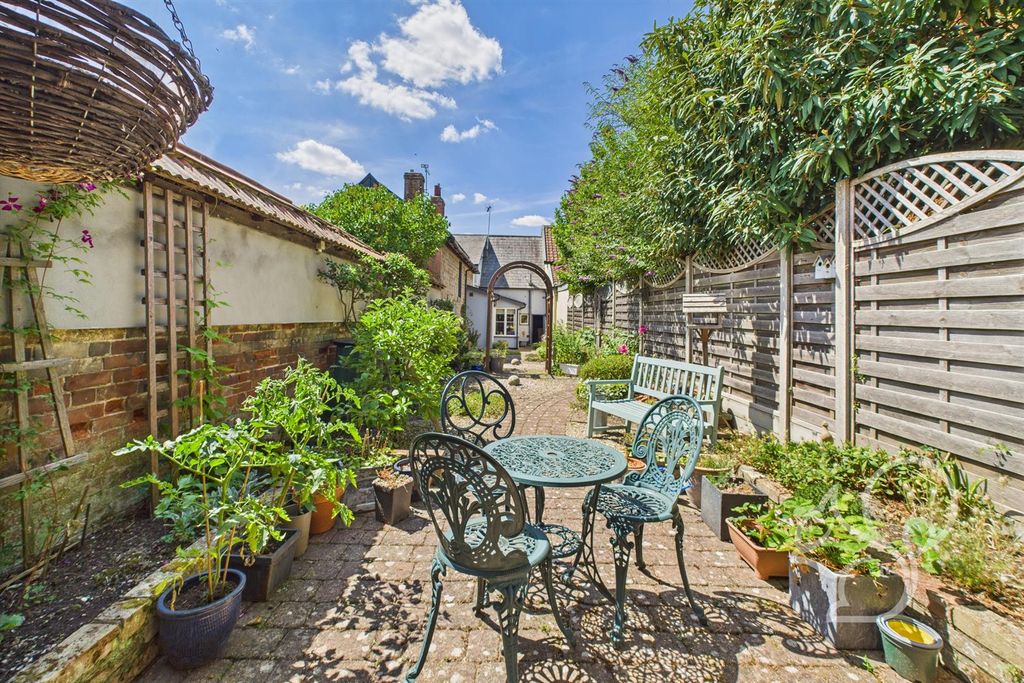 Property photo 2 of 27 Garden