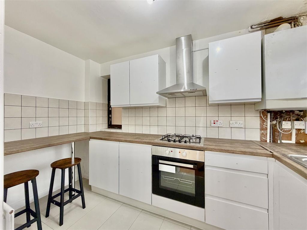 Property photo 1 of 11 Kitchen