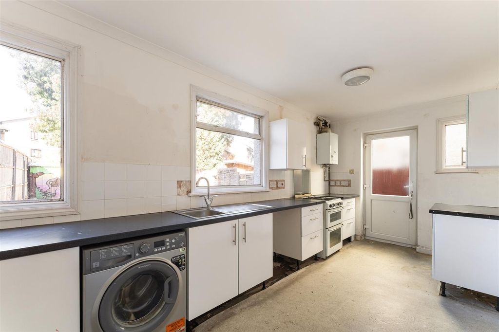 Property photo 3 of 21 Reynardson Road, N17