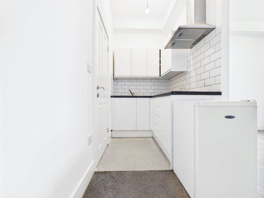 Property photo 3 of 11 Studio Room: Kitchen