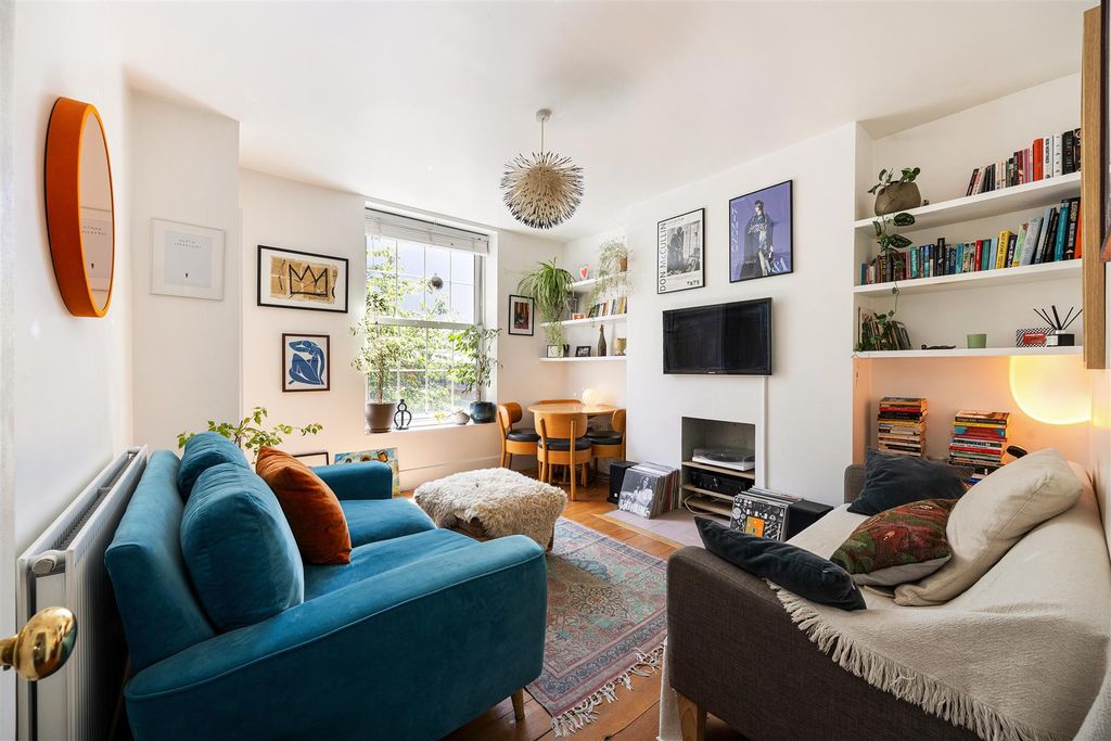 Property photo 2 of 22 Pembury Road, E5