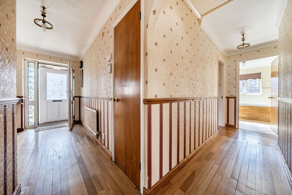 Property photo 2 of 19 Entrance Hall
