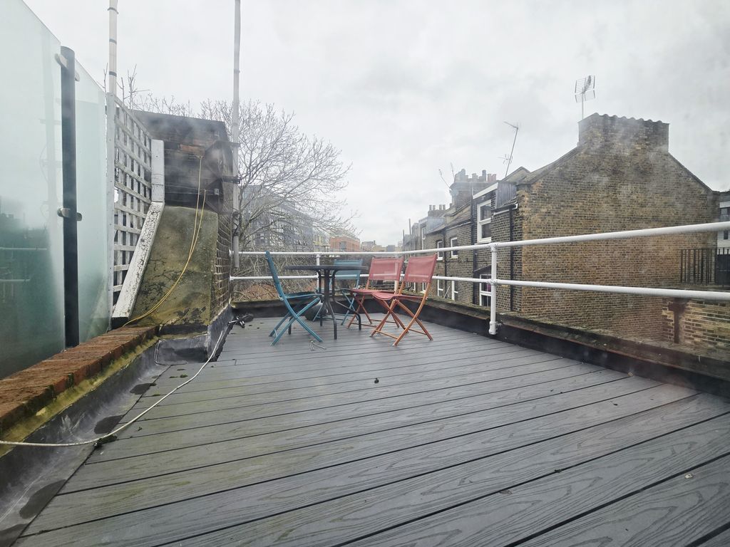 Property photo 1 of 6 A Beautifully Presented Split-Level One Double Bedroom Flat, With A Private Terrace Ideally Located In The Heart Of Borough, Se1.