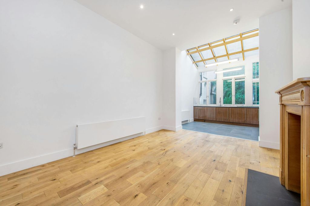 Property photo 1 of 10 Reception Kitchen