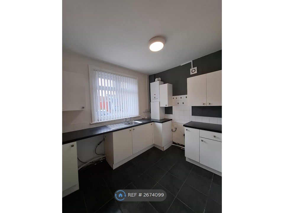 Property photo 3 of 8 Kitchen