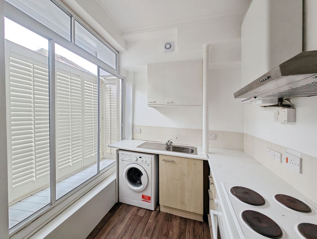 Property photo 3 of 7 Kitchen