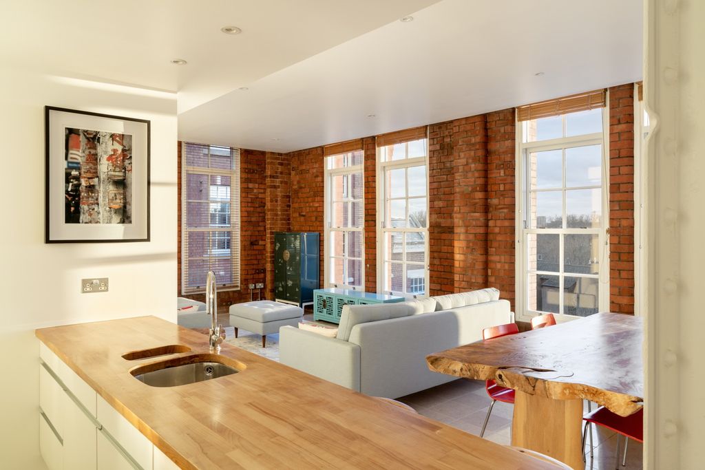 Property photo 2 of 17