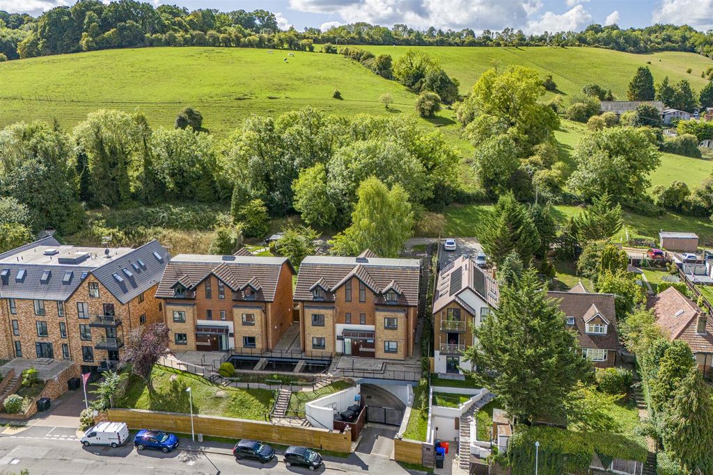 Property photo 1 of 18 Flat 10, 142, Kingsmead Road, Hp11 1Jb Drone-2.Jpg